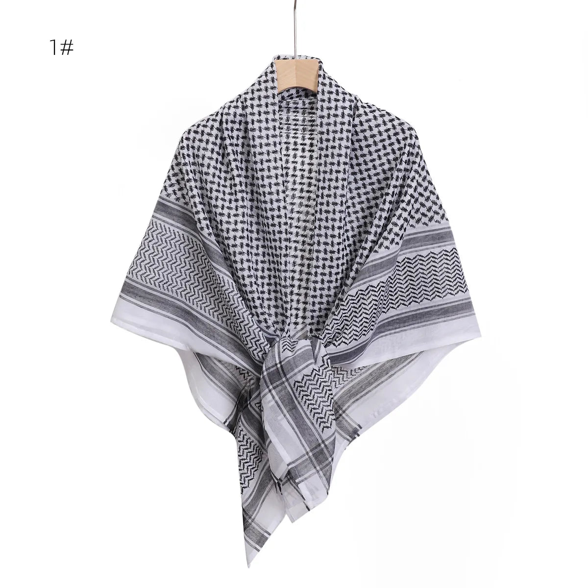 Pañuelo táctico gris y negro plegado con detalle de cuerda anudada.