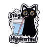 Pin de esmalte de gato negro con un vaso de agua y el texto 'Stay Hydrated'