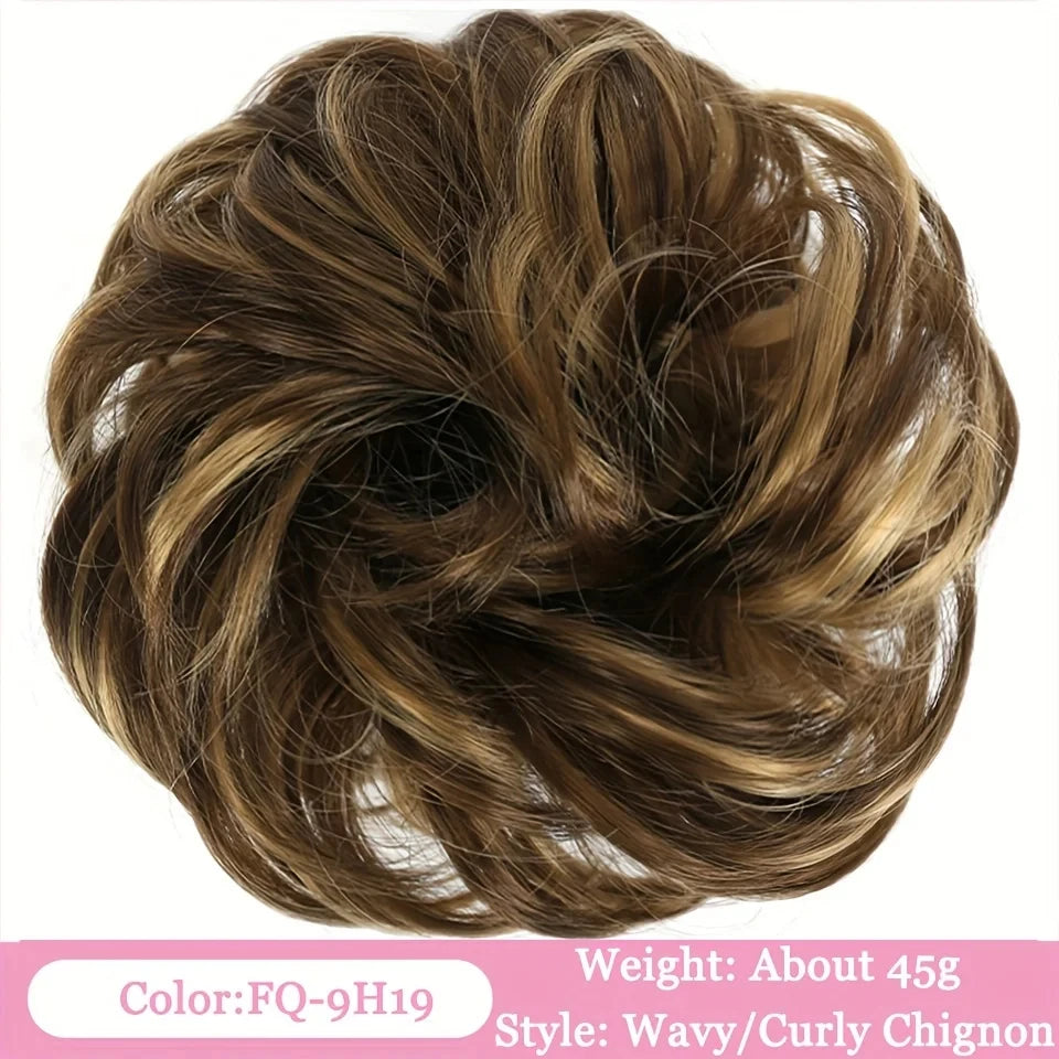 Nahaufnahme einer gewellten/lockigen Chignon-Frisur aus natürlichen synthetischen Haarbänder.