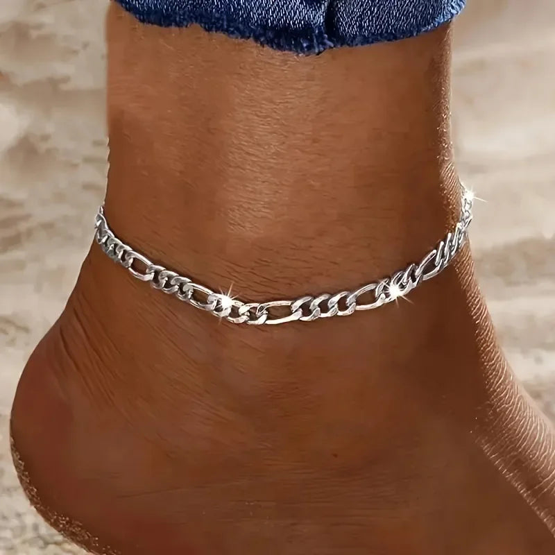 Gros plan d'un bracelet charm en argent sterling 925 porté à la cheville.