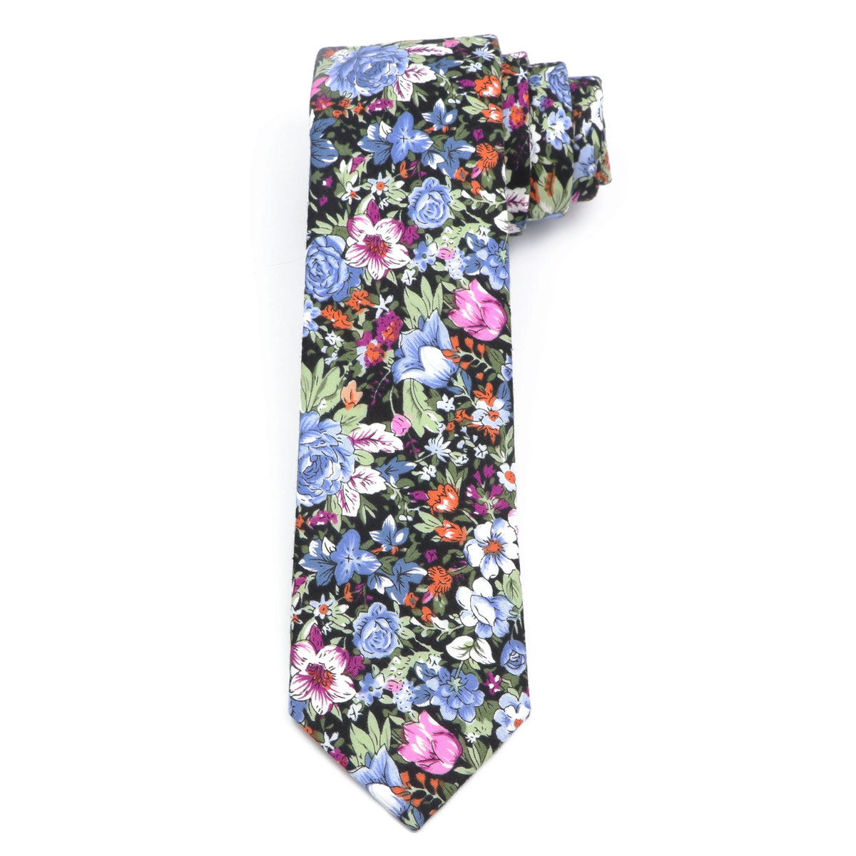 Gros plan d'une cravate en coton à imprimé floral élégante avec des fleurs bleues, roses et vertes sur fond noir.