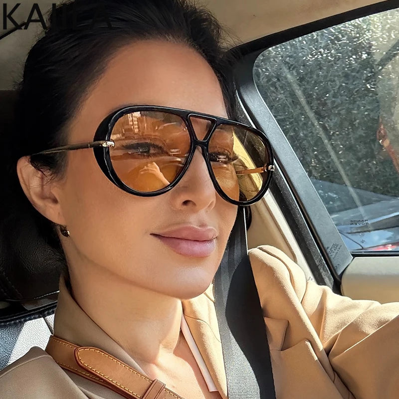 Una mujer usando gafas de piloto vintage grandes dentro de un coche
