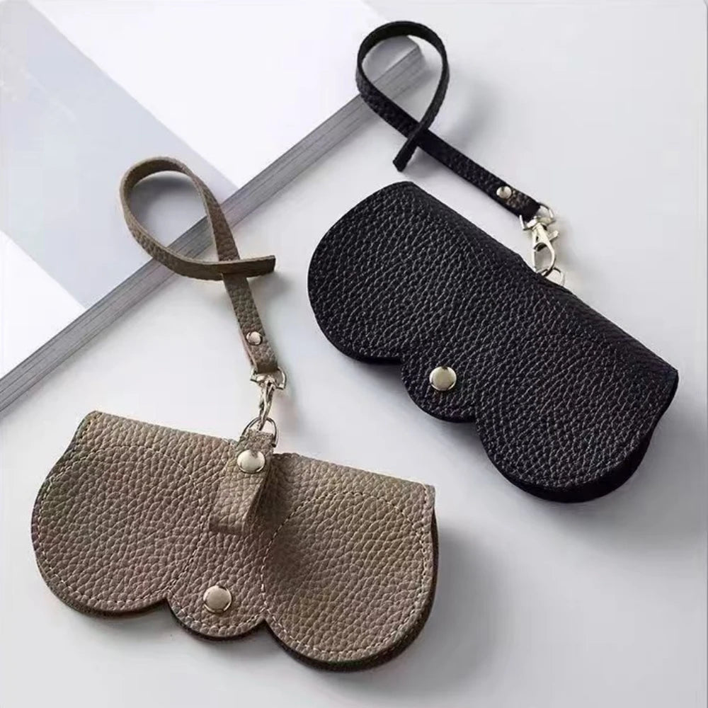 Un ensemble de étuis et sacs de rangement en cuir PU marron foncé embossé avec des sangles noires