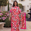 Eine Frau modelliert ein leuchtend orangees und pinkes Leopardenmuster-Satinstoff-Abaya-Schal-Set im Garten.