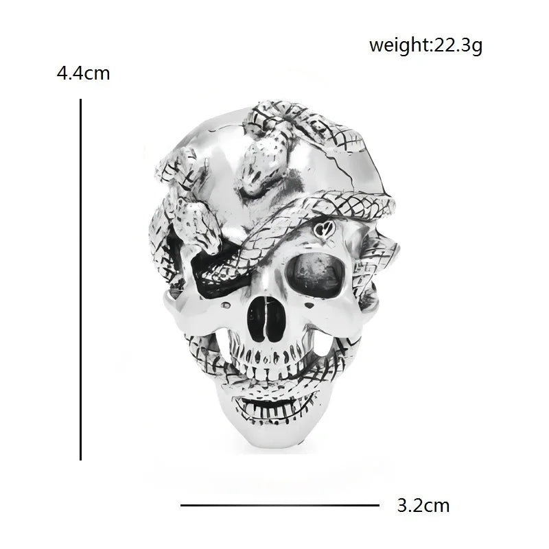 Broche calavera de pedrería plateada con diseño detallado de cráneo humano.