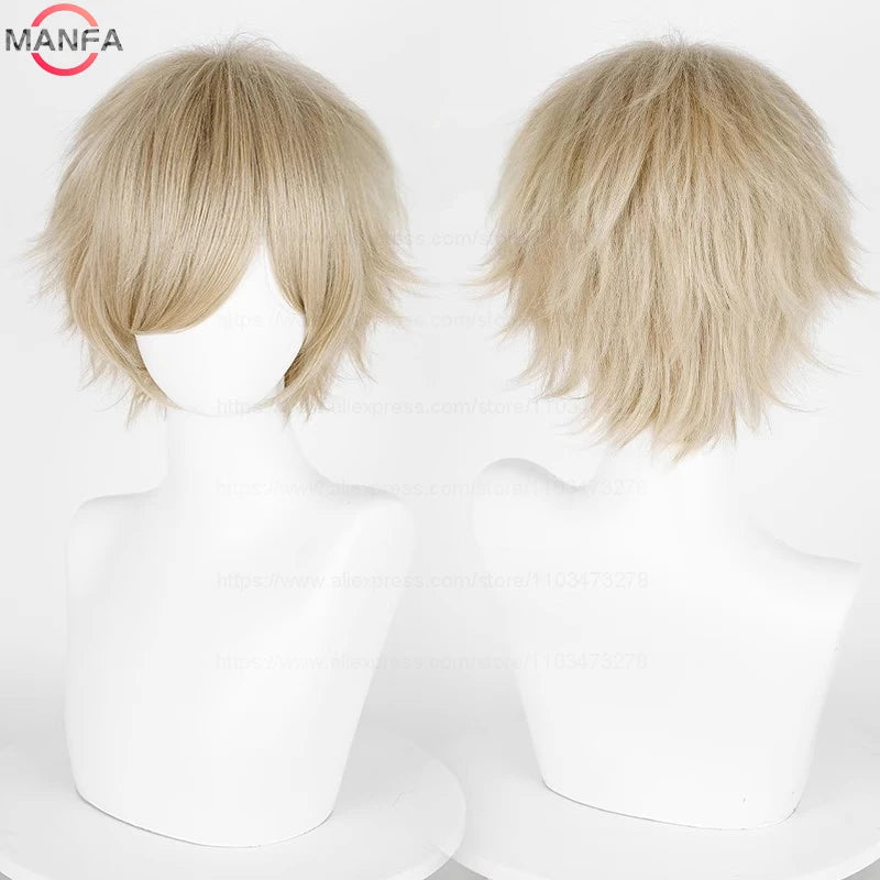 Una peluca rubia clara, corta y en capas, exhibida en un maniquí.