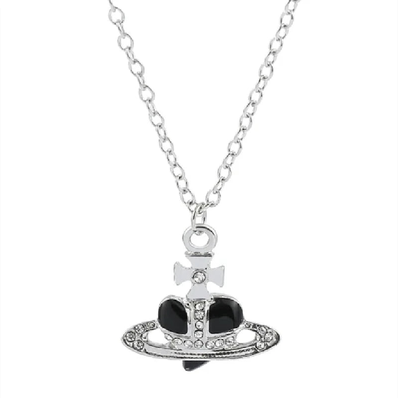 Silberkette mit Vintage-Saturn-Anhänger aus schwarzem Stein und Diamantenakzenten.