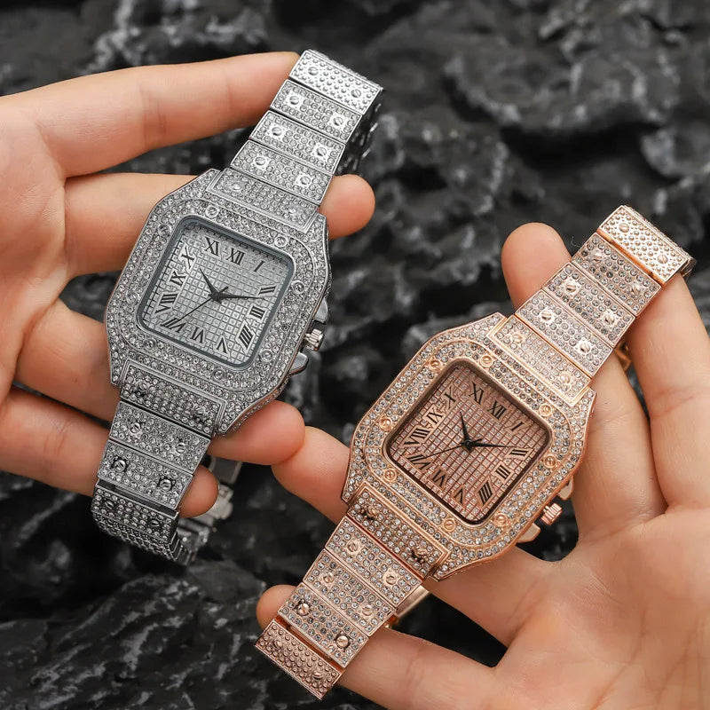 Une main tient une montre de bureau quartz classique homme de luxe avec un bracelet en diamant argenté et teinte rose or.