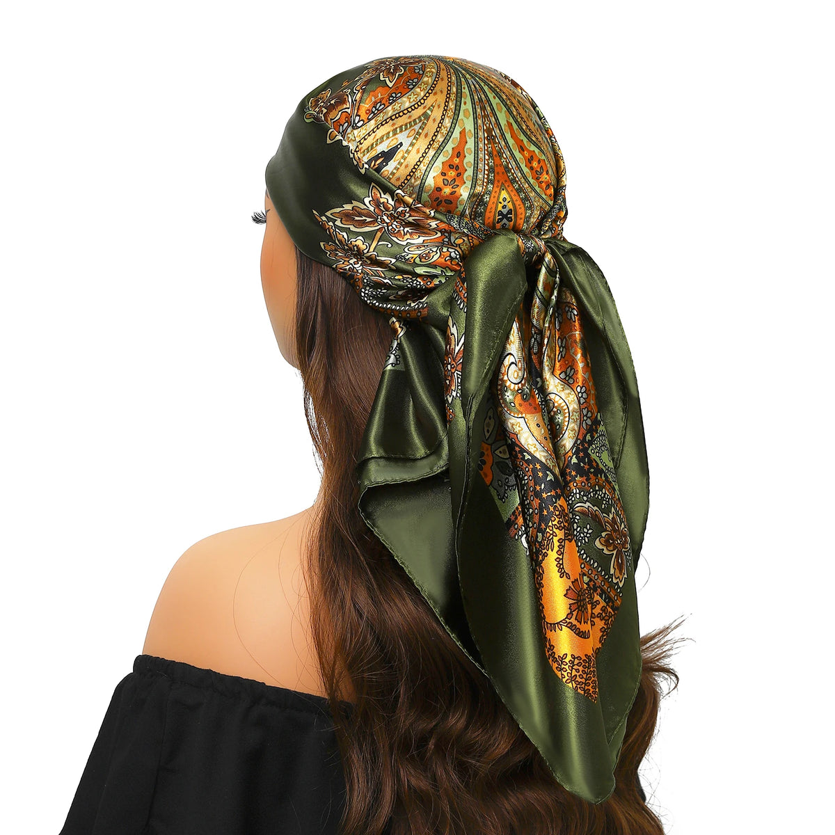 Eine Frau von hinten trägt einen Seidenschal mit orange-grünem Paisley-Muster um ihr Haar gebunden.