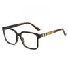 Lunettes rétro à monture marron avec détail rayé, sur fond blanc.