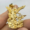 Pendentif doré d'une figure d'ange aux ailes, attaché à une chaîne argentée.