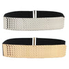 Ceinture large avec un motif texturé, comme des écailles, en cuir blanc ou beige avec une boucle argentée.