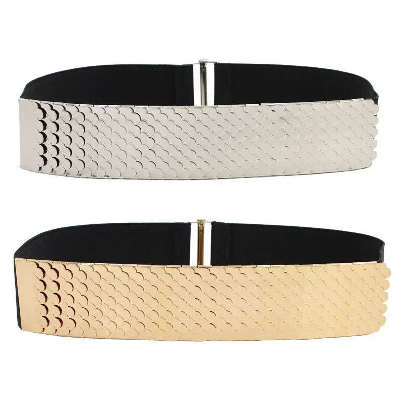 Ceinture large avec un motif texturé, comme des écailles, en cuir blanc ou beige avec une boucle argentée.