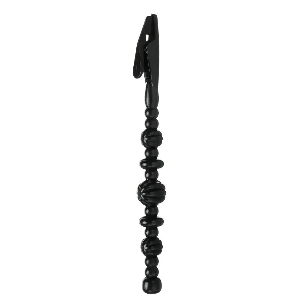 Une paire de pinces de précision noires pour fermetures et attaches.