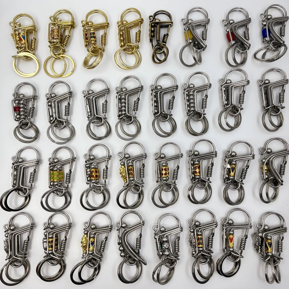 Collection de porte-clés mécaniques en acier inoxydable de divers styles et finitions.