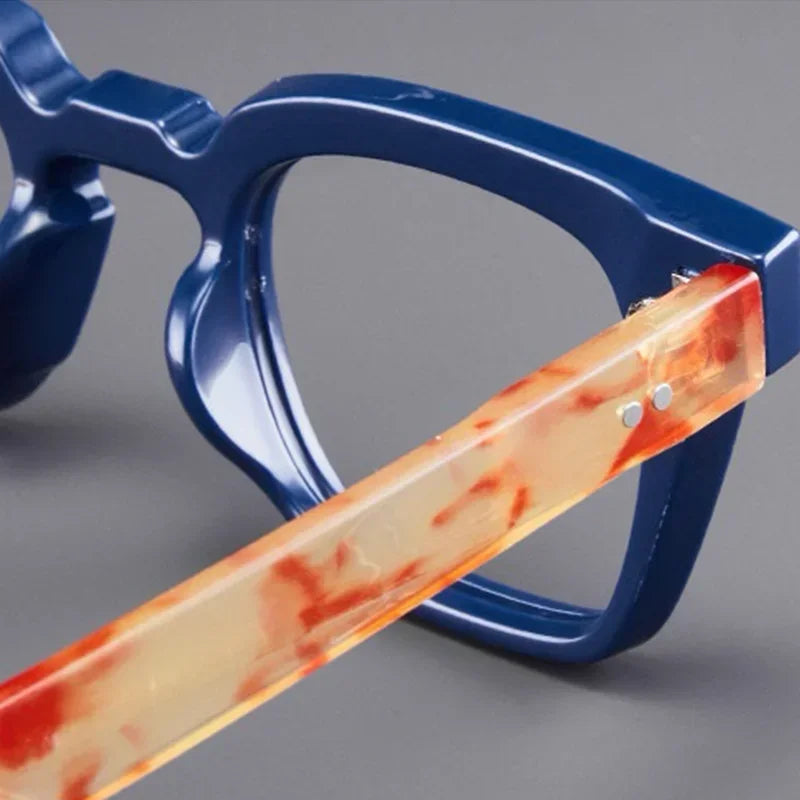 Une paire de lunettes de lecture bleues avec une monture orange et rouge à motif translucide