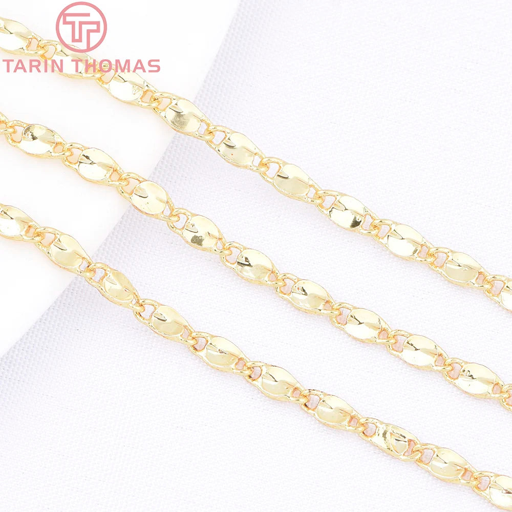 Set aus 18K-Gold-Herzen-Anhänger und Armbandketten auf weißem Hintergrund