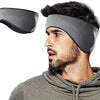 Ein Mann in einem grauen Fleece-Hoodie neben einer schwarzen Ohrabdeckung für Wintersport.