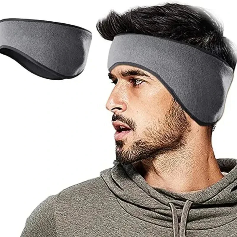 Ein Mann in einem grauen Fleece-Hoodie neben einer schwarzen Ohrabdeckung für Wintersport.