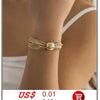 Gros plan du poignet d'une femme portant un élégant collier imitation perles.