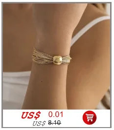 Gros plan du poignet d'une femme portant un élégant collier imitation perles.