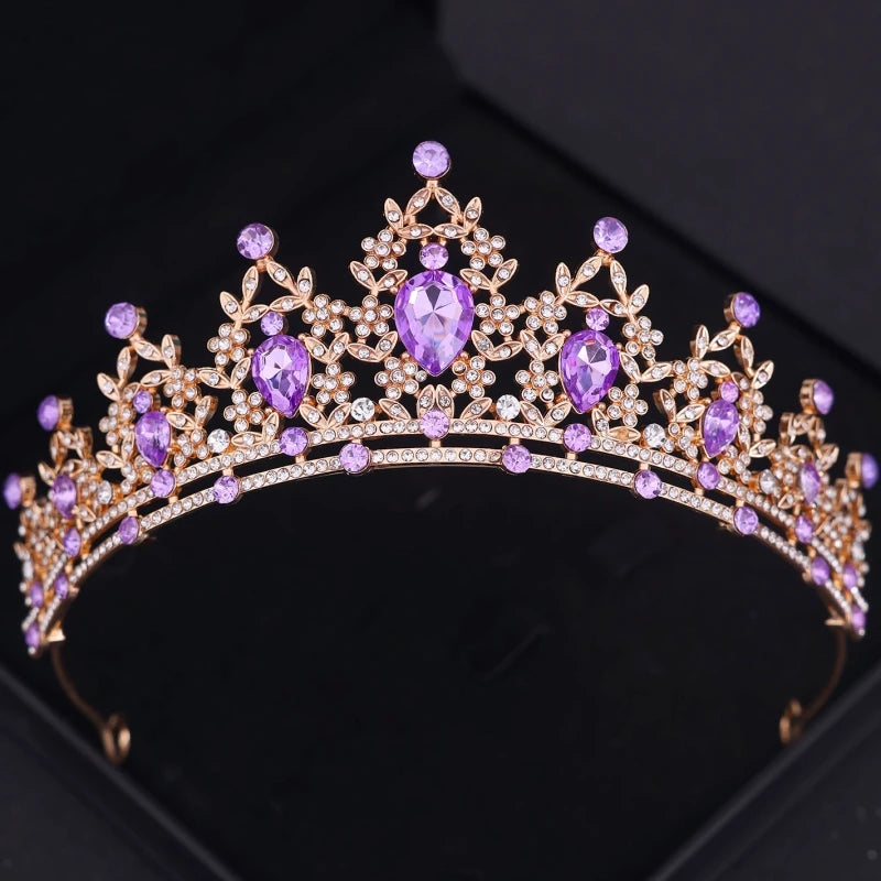 Diadème en cristal doré avec des gemmes violettes et des détails floraux complexes.