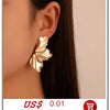 Gros plan d'un collier ras-de-cou imitation perles dorées porté à l'oreille d'une mannequin.