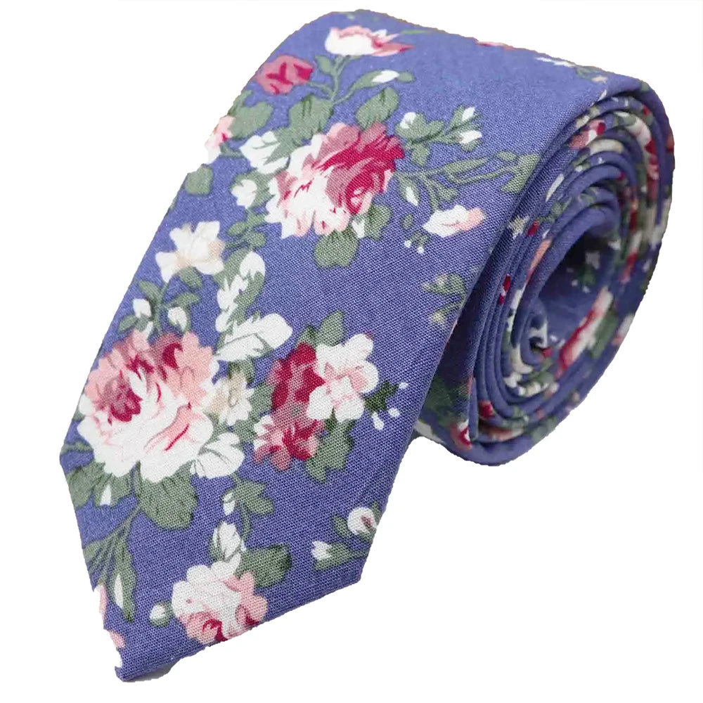 Une cravate violette avec un motif floral élégant de roses roses et vertes et de feuilles.