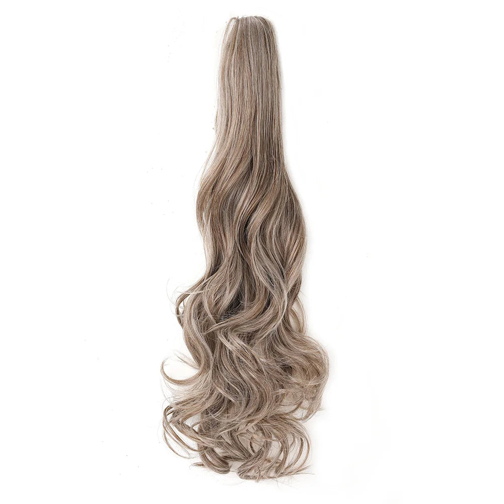 Peineta larga y recta de cabello castaño claro, peinada en una cola de caballo larga