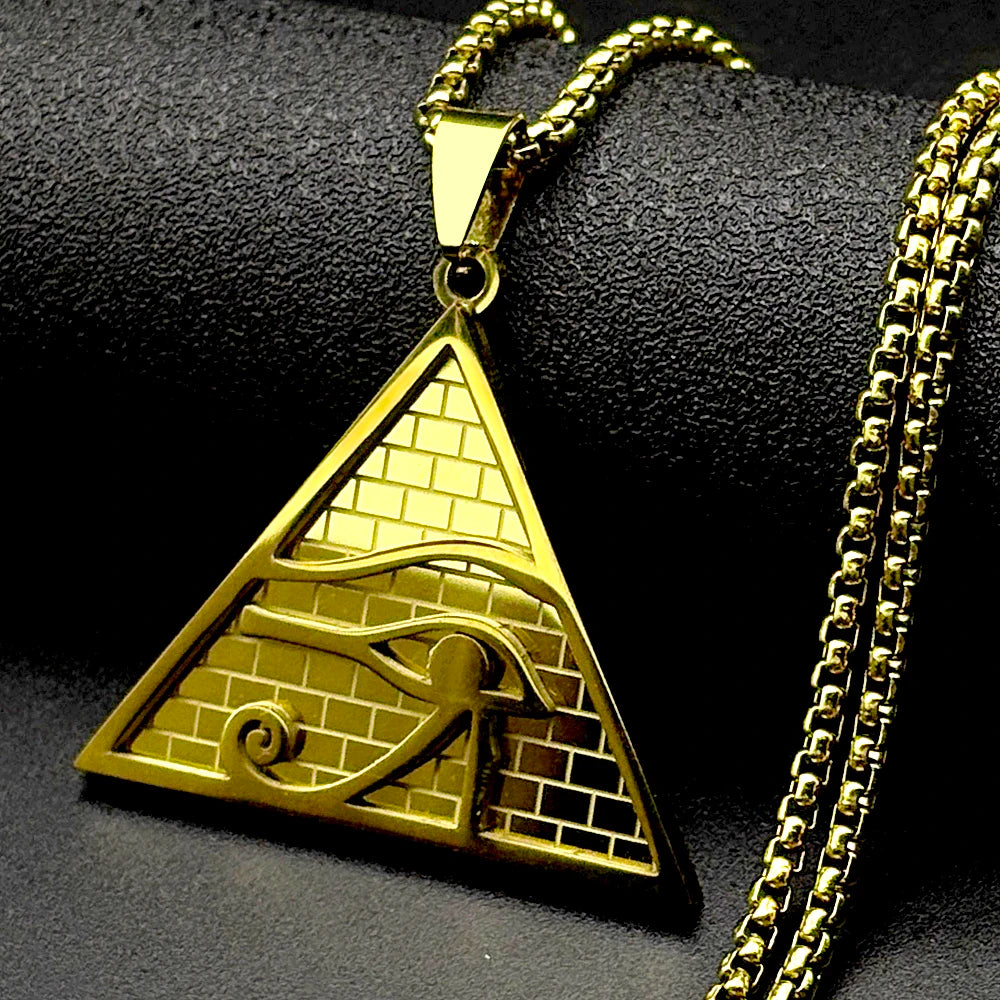 Collar con dije dorado en forma de ojo de Horus egipcio, diseño triangular y texturizado