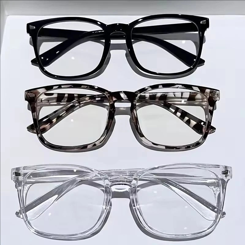 Un ensemble de trois paires de lunettes minimalistes aux montures noires, écaille et transparentes.