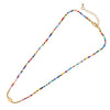 Langes Halsband mit farbenfrohen Perlen und goldener Kette, inklusive Anhänger in Herzform.