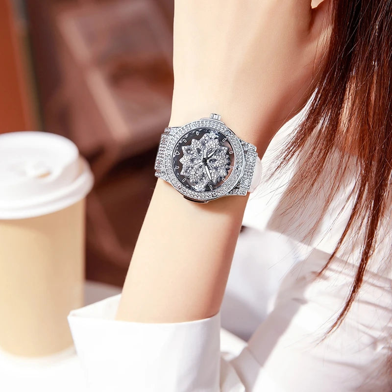Gros plan d'une femme portant une montre de quartz de luxe incrustée de diamants à son poignet.