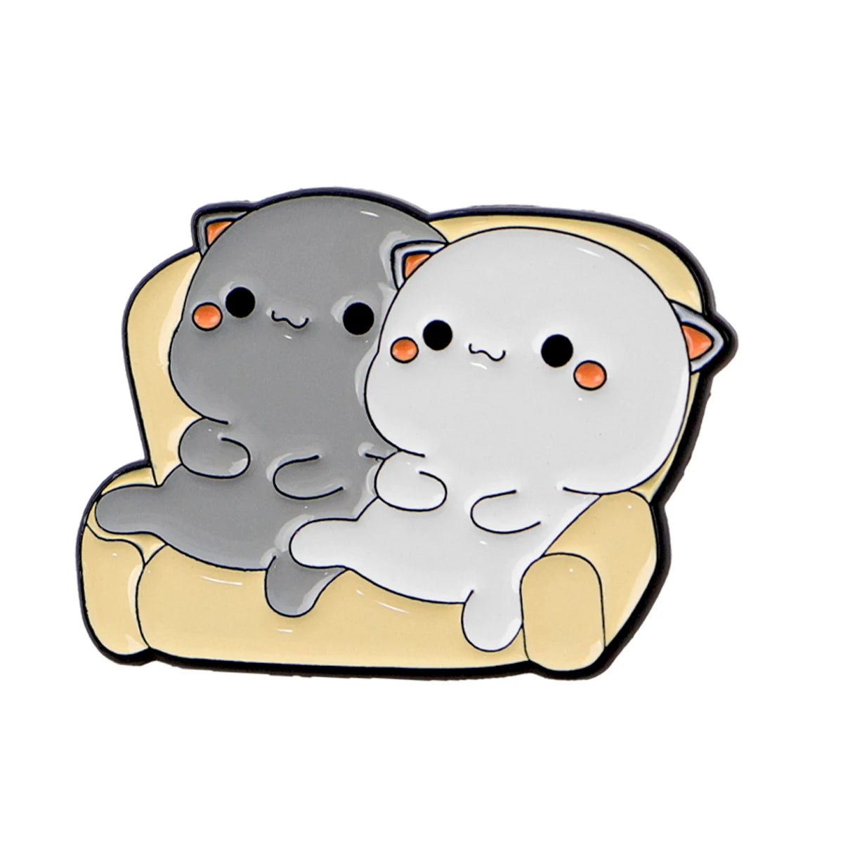 Un pin de esmalte con dos gatos lindos, uno gris y otro blanco, sentados juntos sobre un fondo amarillo.