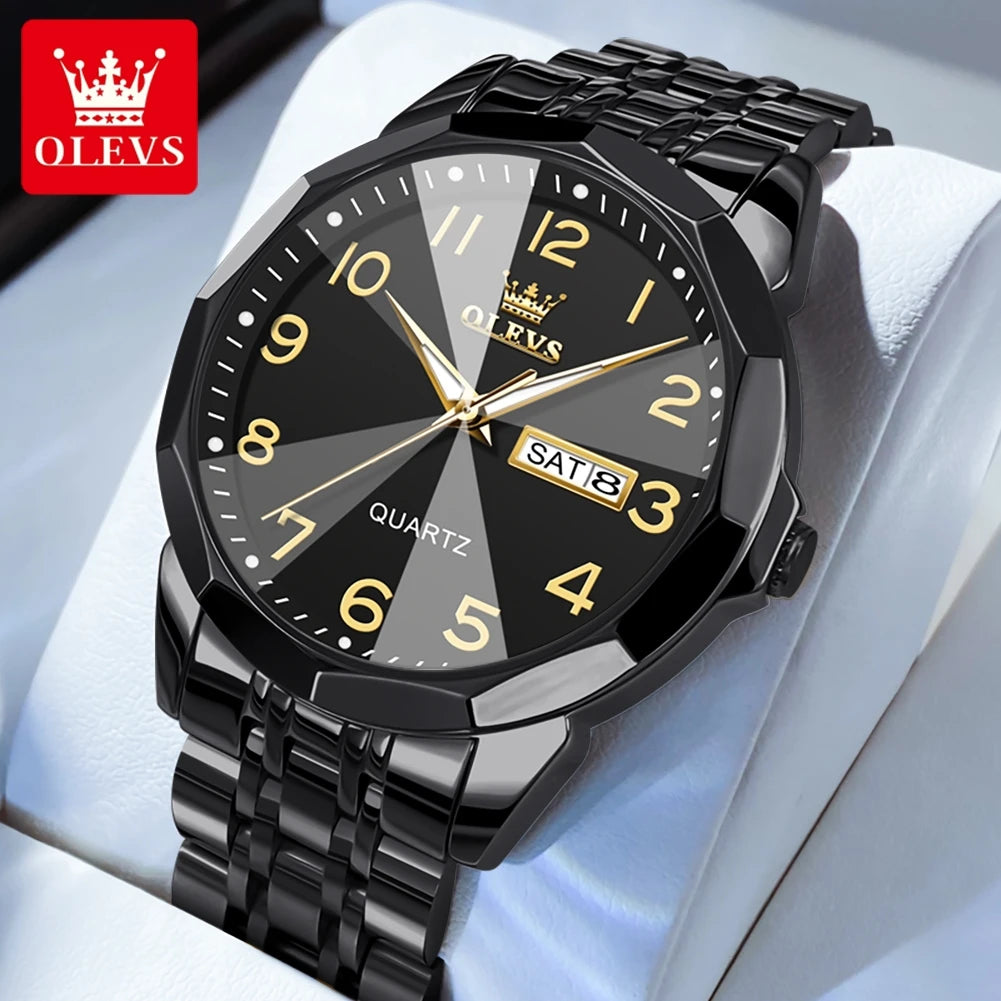 Schwarze Quarz-Armbanduhr mit goldfarbener Zifferblatt und Krone auf weißem Stoff.