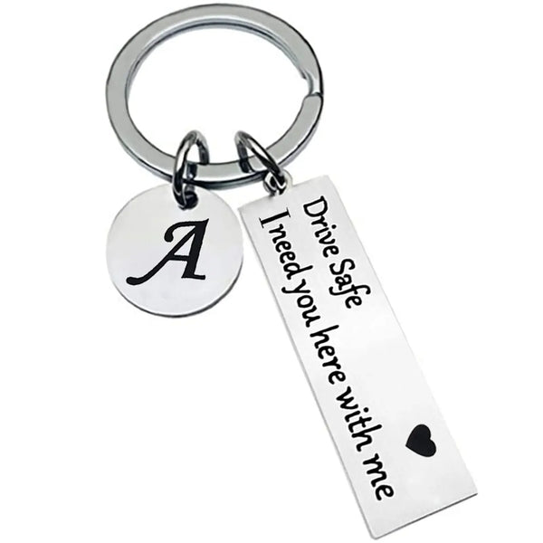 Clé USB argentée avec une initiale A et le texte Drive Safe I need you here with me
