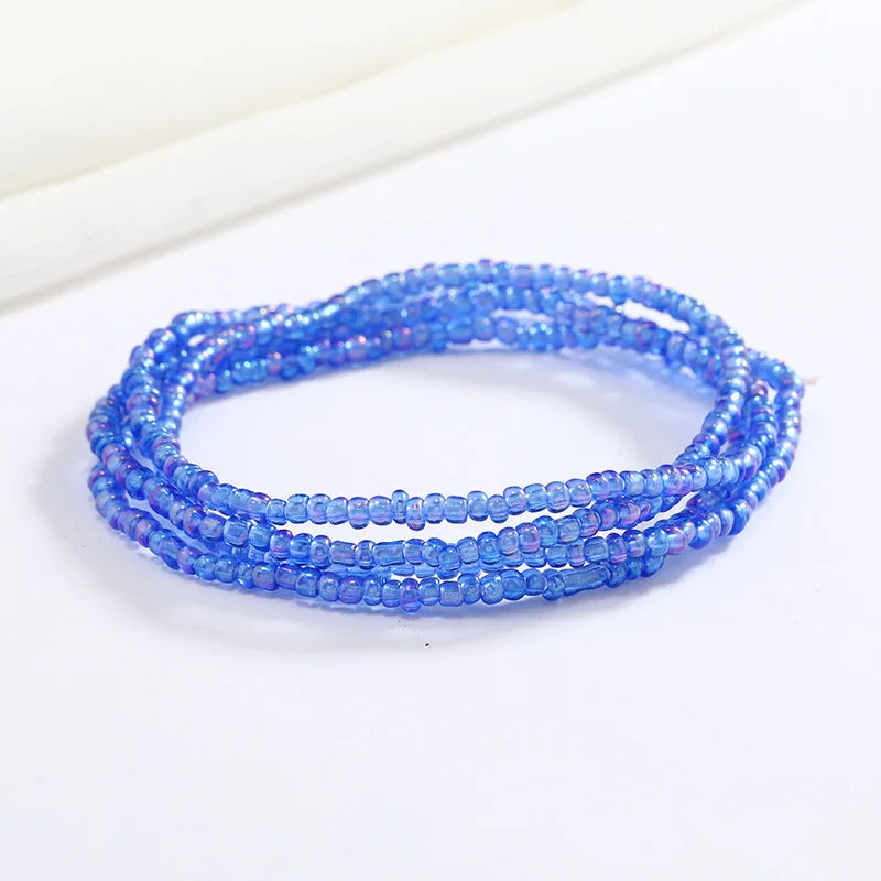 Una hebra de cuentas azules pequeñas y redondas formando una pulsera o cadena flexible.