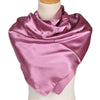 Una bufanda de seda satinada color malva brillante drapeada alrededor del cuello de un maniquí.