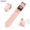 Juego de corbata de seda rosa con corbata, pañuelo de bolsillo a juego y prendedor floral.