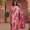 Femme portant une caftan abaya imprimé léopard et zèbre rose et noir dans une cour extérieure.