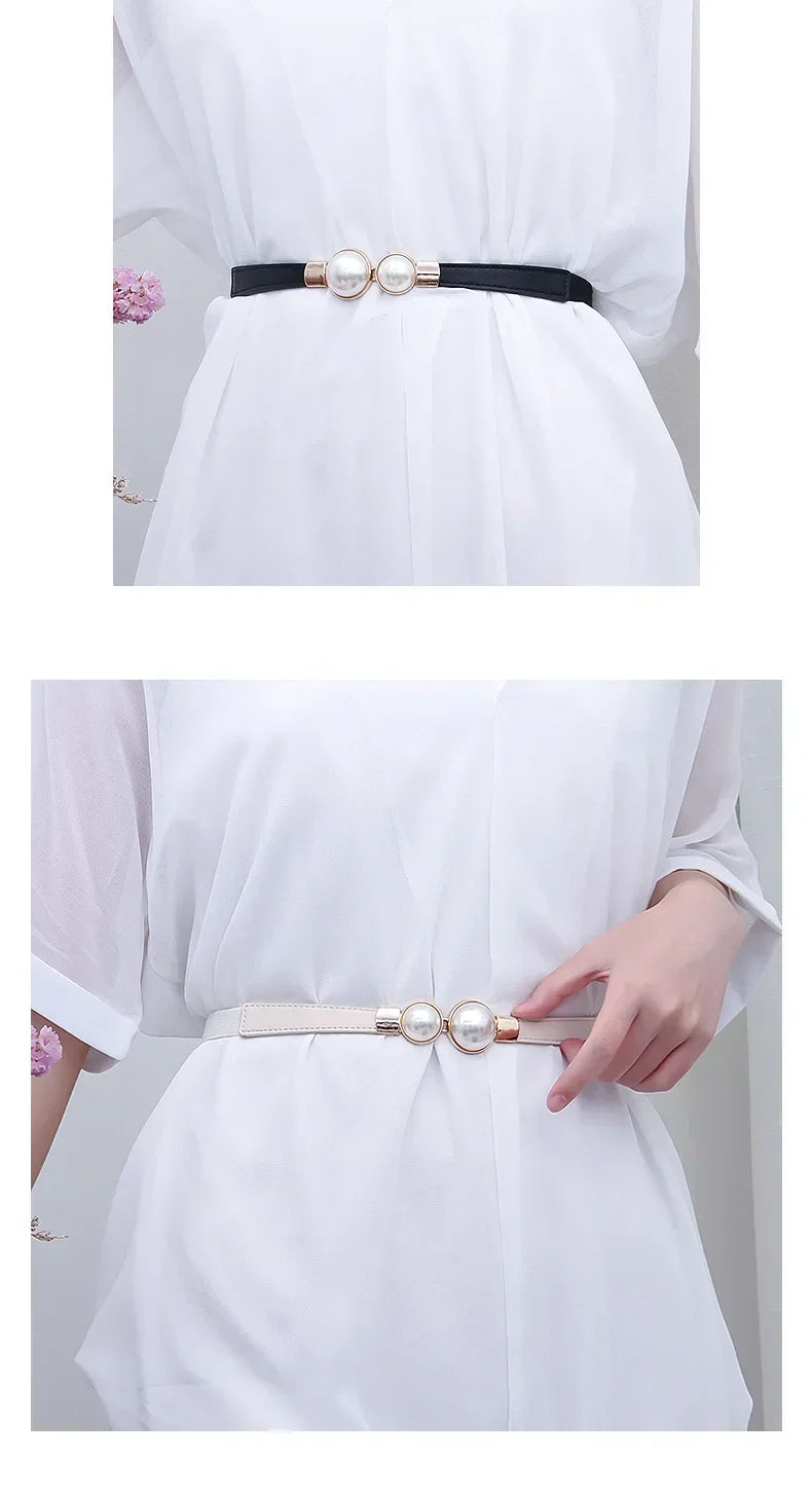 Ein weißes Kleid mit einem eleganten Vintage-Perlengürtel über dem Stoff.