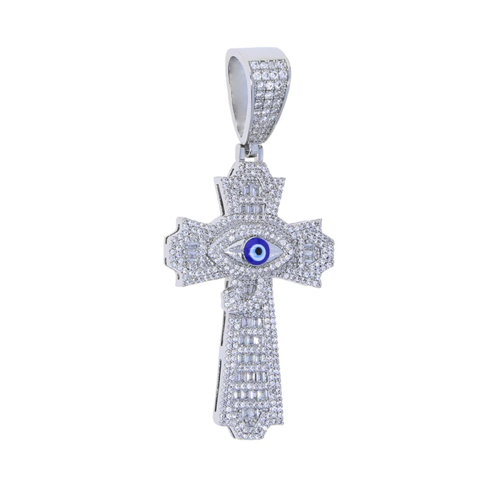 Collier pendentif en argent serti avec un œil de pierre bleue central.