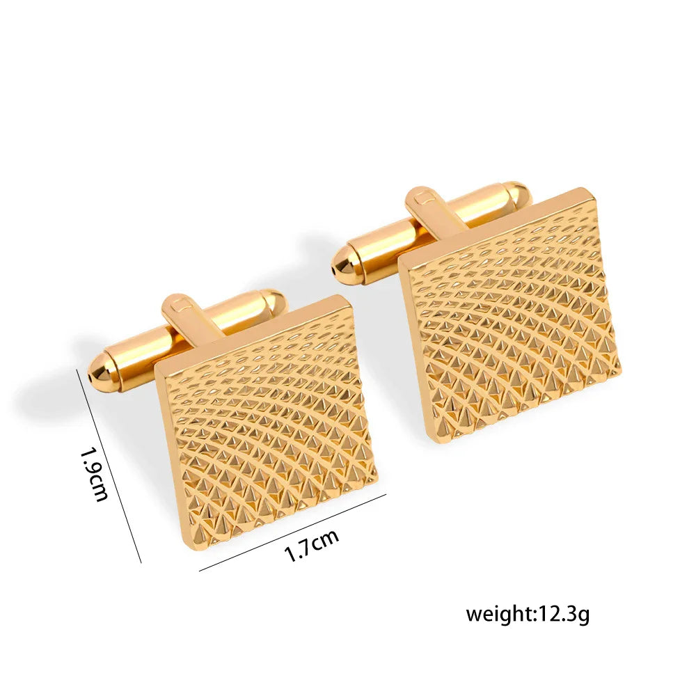 Une paire de boutons de manchette carrés ton or avec un motif rayé texturé, sur fond blanc.