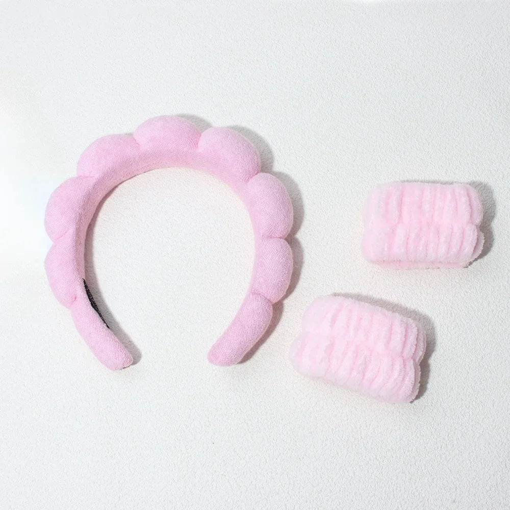Un pack rose de 3 bandeaux de spa élégants, avec des bandeaux de tête et de poignet, sur fond blanc.