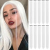 Gros plan d'une mannequin avec de longues extensions de cheveux blancs et lisses