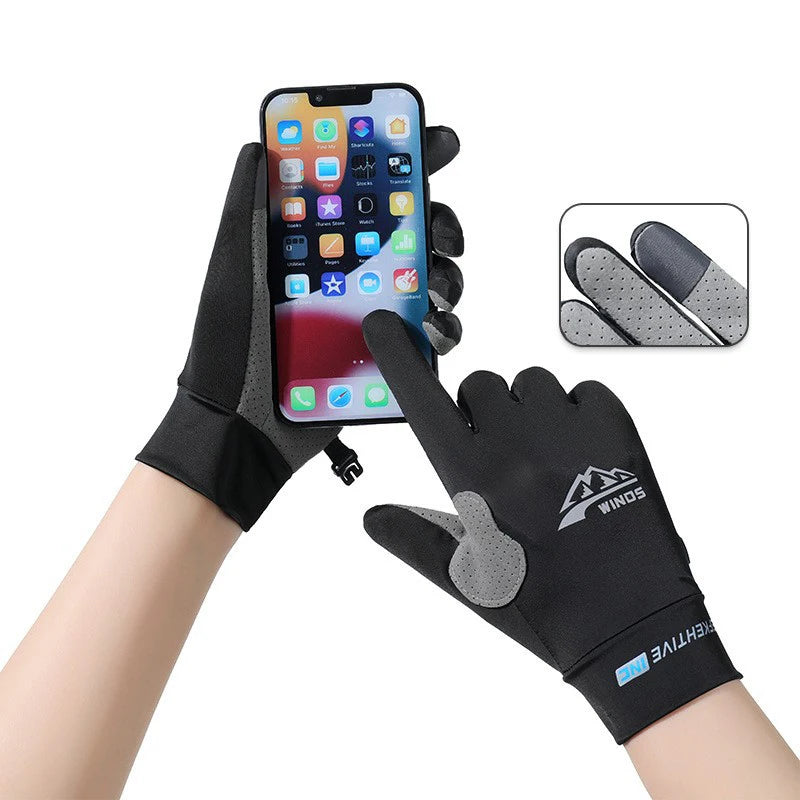 Gants de cheval noirs à doigts nus avec un rembourrage protecteur, à côté d'un iPhone.