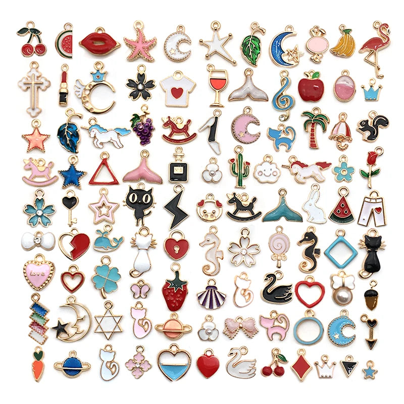 Collection de charmets flottants en émail mélangés pour la fabrication de bijoux, avec diverses formes et couleurs.