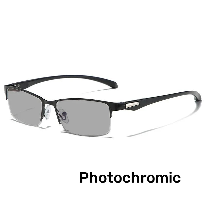 Une paire de lunettes de lecture photochromiques noires à monture rectangulaire et verres clairs.