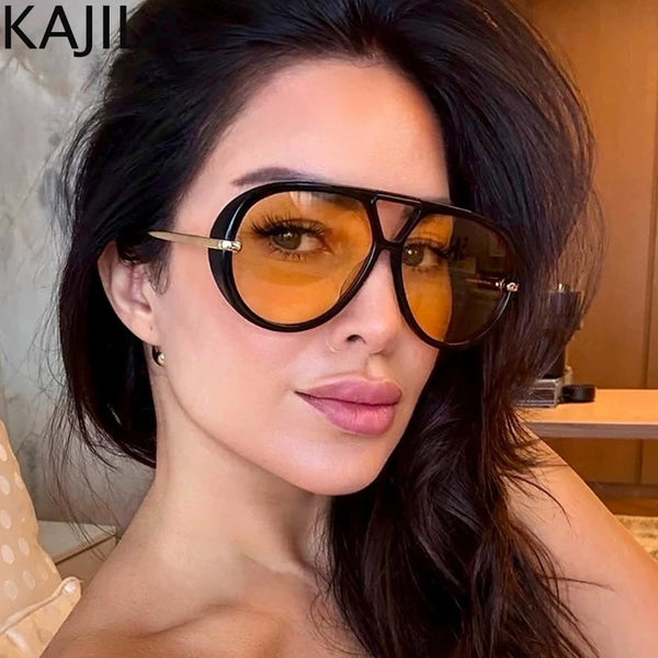 صورة مقربة لامرأة ترتدي نظارات طيارين قديمة كبيرة بإطارات سوداء وعدسات كهرمانية.