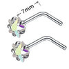 Un par de pendientes en forma de L de acero inoxidable con un diseño en forma de estrella.